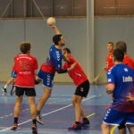 Joueur de handball loisirs ufolep en train de tirer pour marquer un but.