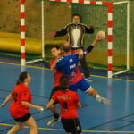 Joueur de handball ufolep qui shoote et son adversaire qui tente de défendre