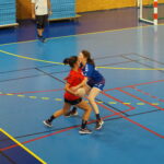 Joueuse de handball ufolep qui défend sur son adversaire